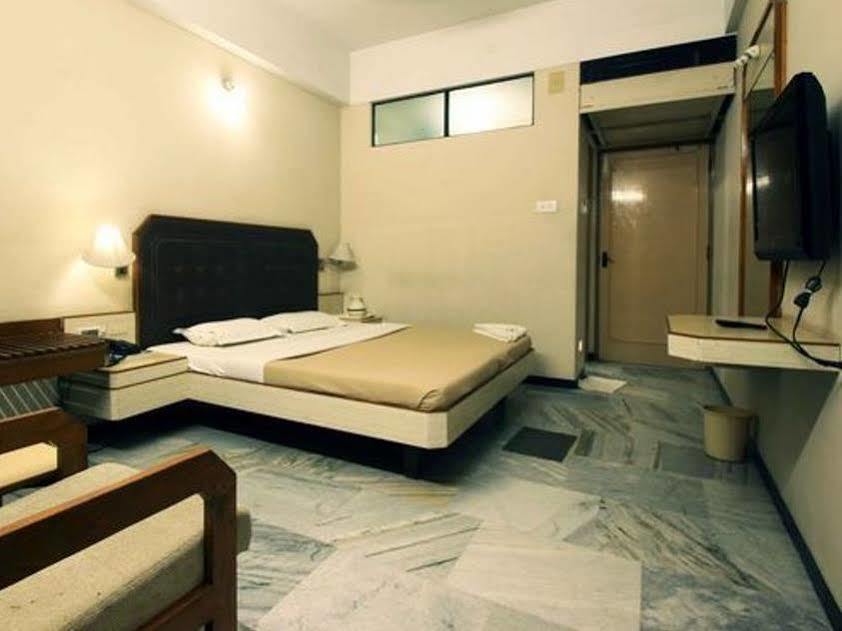Hotel Padmam Мадурай Екстериор снимка