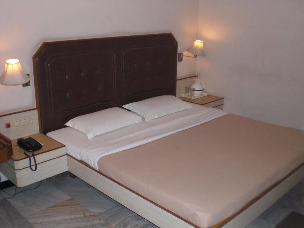 Hotel Padmam Мадурай Екстериор снимка